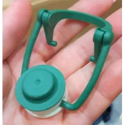 Rankinis kamštelis alaus buteliui iš tvirto plastiko, žalias su baltu 10 vnt.