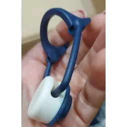 Rankinis kamštelis alaus buteliui iš tvirto plastiko, mėlynas su baltu 10 vnt.